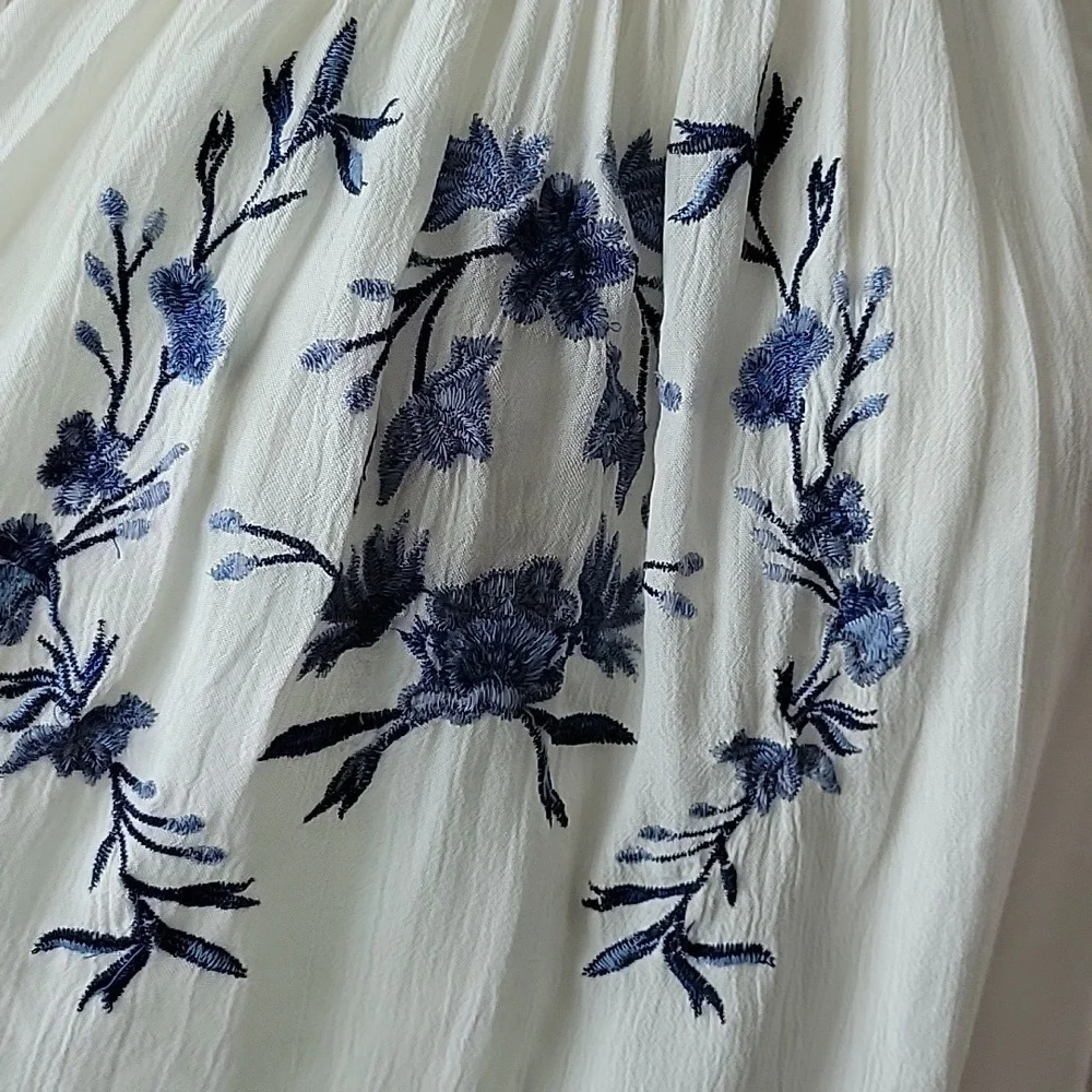 American Eagle Outfitters XS Embroidered Off Shoulders Top NWT - Picture 3 of 10